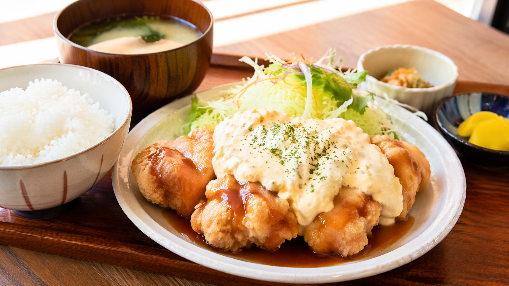 鹿児島で人気のチキン南蛮定食の全体イメージ