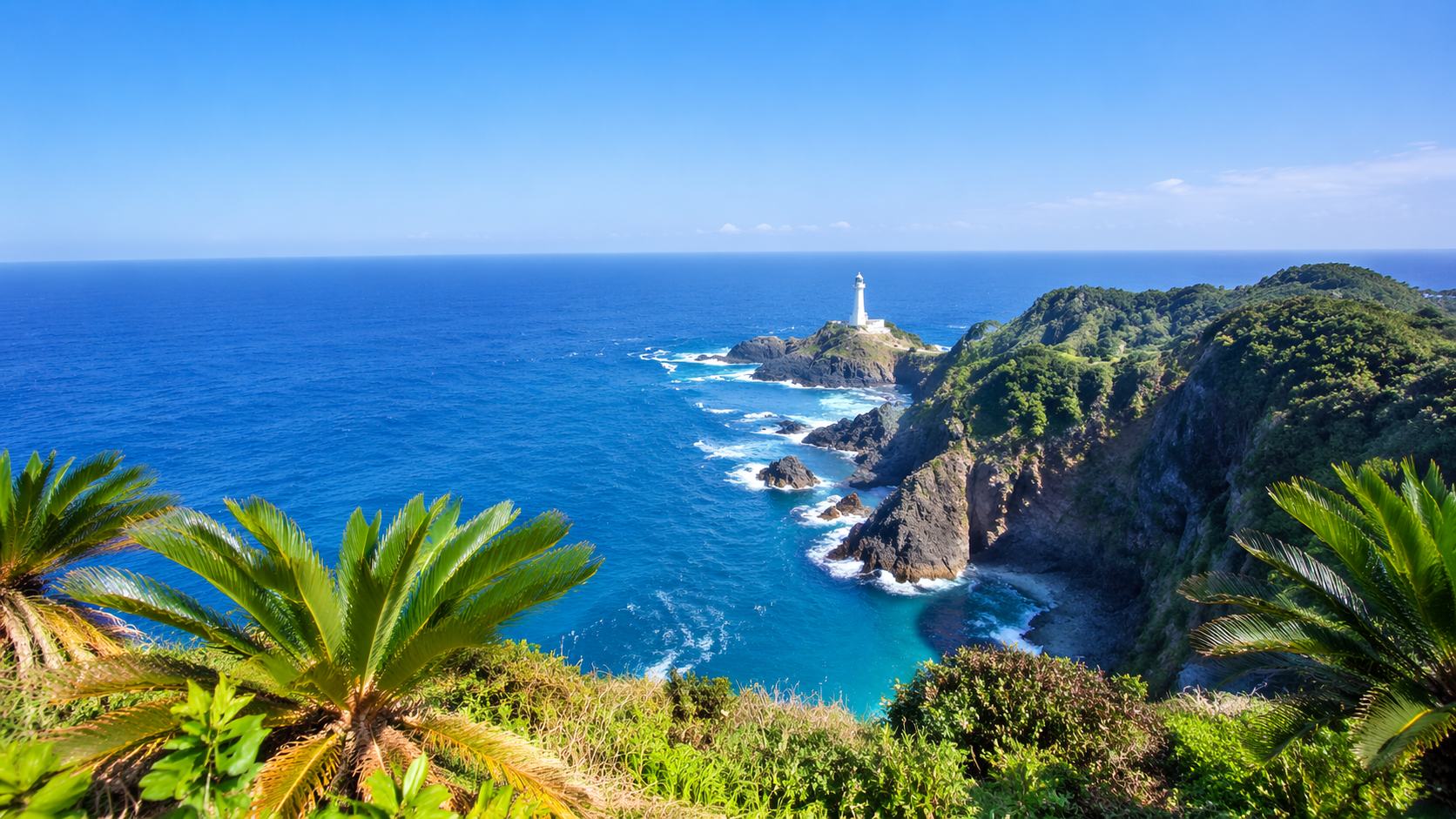 佐多岬展望台から見たコバルトブルーの海と灯台の景色