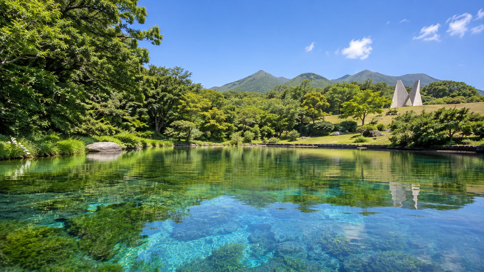 湧水町観光で訪れたい丸池湧水の透明な水辺